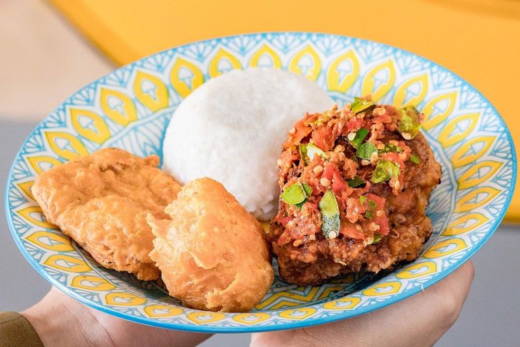 Menu spesial Ayam Crisbar.
