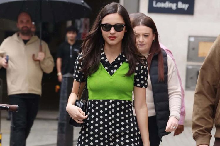 Olivia Rodrigo Tampil dengan Gaun Vintage Milik Ikon Fashion Peggy Moffitt
