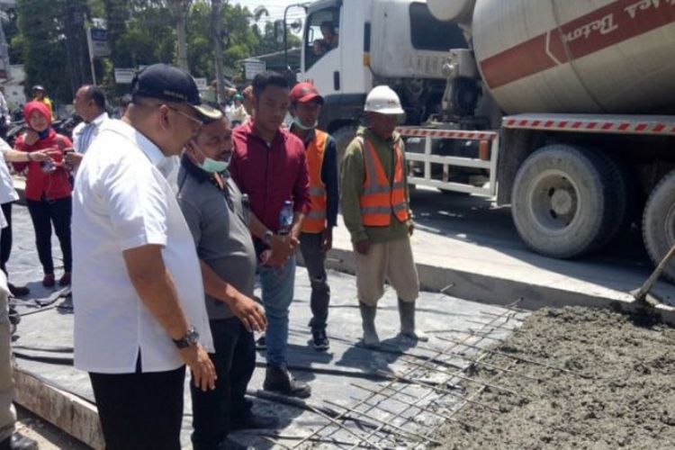 Wali Kota Medan, Dzulmi Eldin saat memantau pembetonan di Jalan Bilal, Kelurahan Pulo Brayan Darat I, Kecamatan Medan Barat, Rabu (19/10/2017).