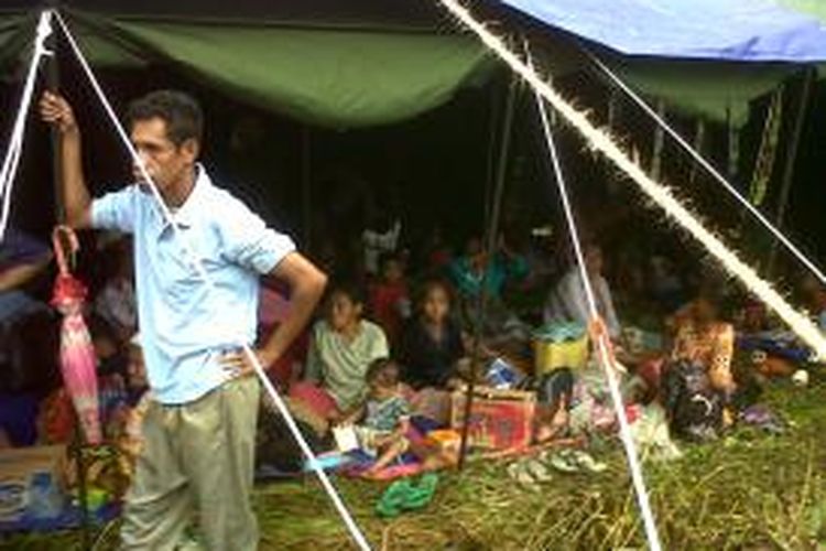 Ribuan warga Desa Negeri Lima tampak berada di lokasi pengungsian tak jauh dari desa mereka, Kamis (25/7/2013)