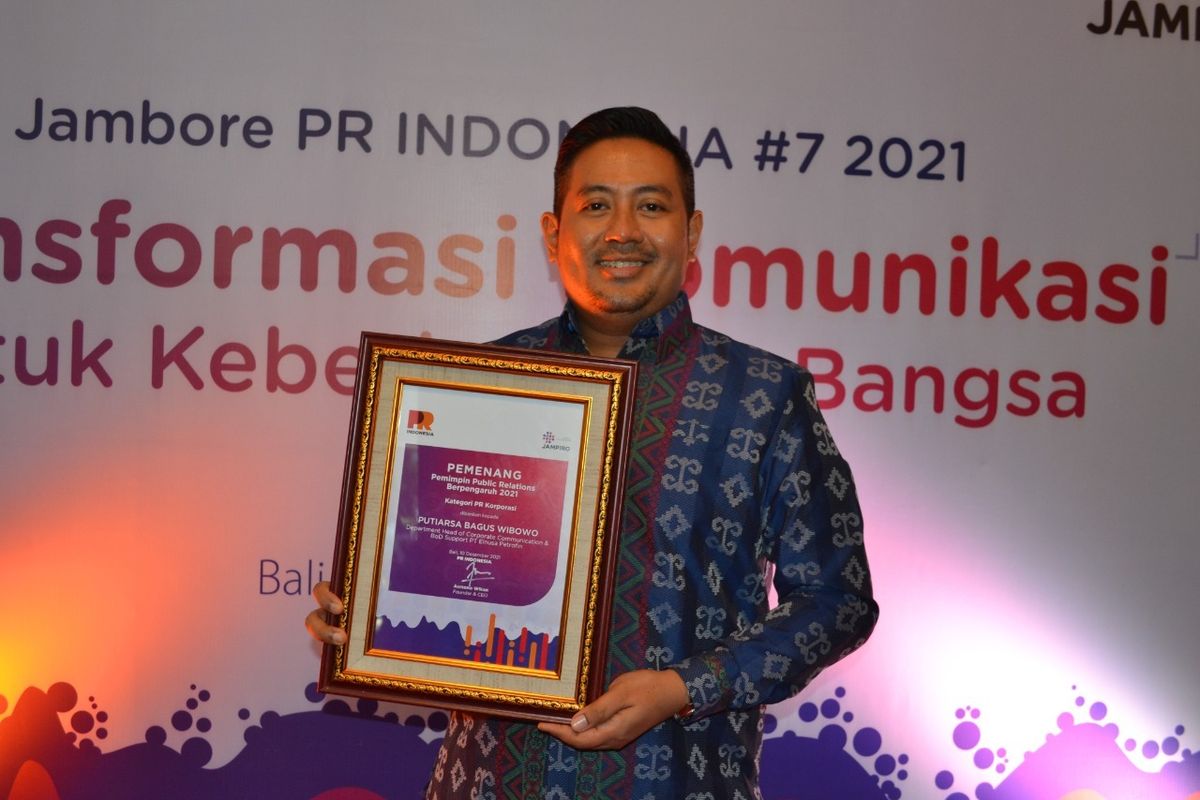 Head of Corporate Communication and Board of Director Support PT Elnusa Petrofin Putiarsa Bagus Wibowo menerima penghargaan sebagai Pemimpin Public Relations Berpengaruh 2021 Kategori Korporasi? dalam forum Jambore PR Indonesia (Jampiro) #7 yang digelar Media PR Indonesia Group di Bali, Jumat (10/12/2021).