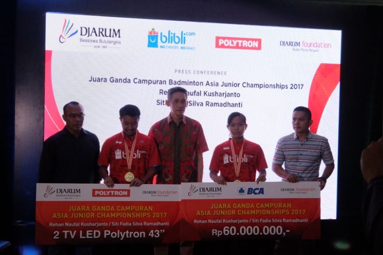 Dua pebulu tangkis muda usia, Rehan Naufal Kusharjanto/Siti Fadia Silva Ramadhanti mendapatkan penghargaan atas keberhasilan menjuarai Asian Junior Badminton Champiosnhip di Jakarta, Juli lalu.
