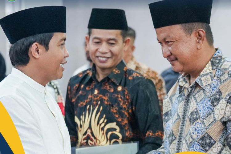 Wakil Menteri Agraria dan Tata Ruang/Wakil Kepala Badan Pertanahan Nasional (Wamen ATR/Waka BPN) Raja Juli Antoni menyerahkan lima sertifikat tanah wakaf di Kota Palembang, Provinsi Sumatera Selatan, Jumat (1/3/2024).