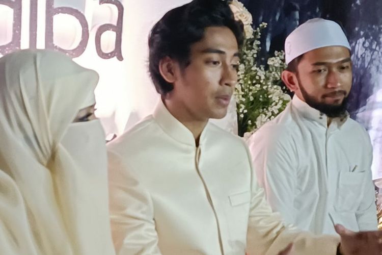 Aktor Abidzar Al-ghifari menjadi wali nikah untuk kakaknya, Adiba Khanza yang resmi menikah dengan Egy Maulana Vikri hari ini, Minggu (10/12/2023). 