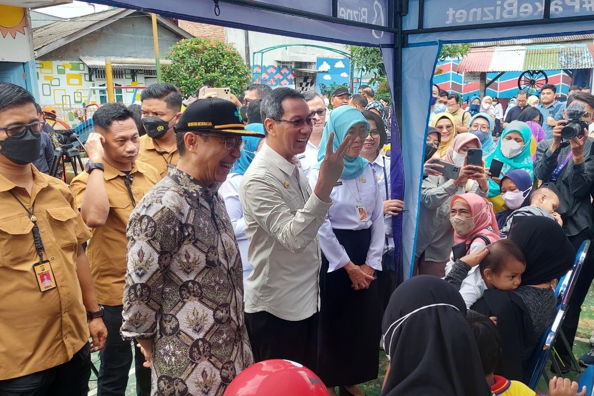 Penjabat (Pj) Gubernur DKI Jakarta Heru Budi Hartono bersama Menteri Kesehatan (Menkes) Budi Gunadi Sadikin meninjau Posyandu Cempaka Putih, Jakarta Pusat, Rabu (22/2/2023) siang.