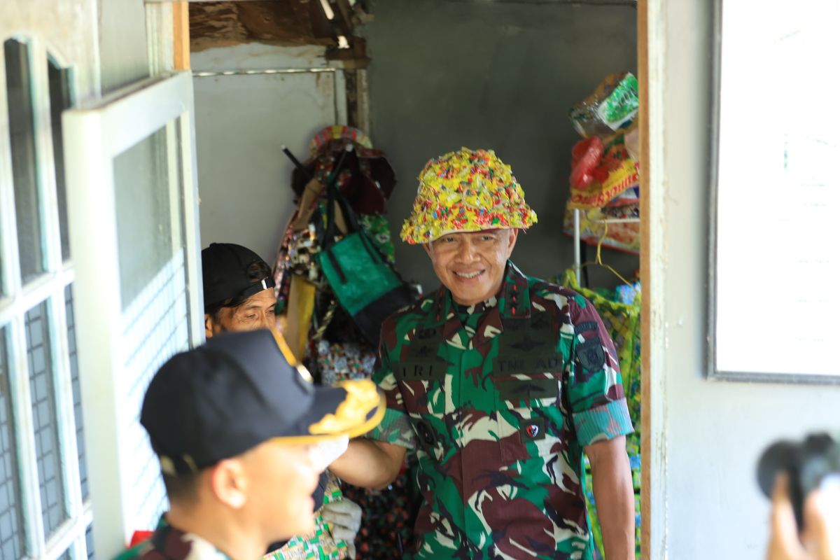 Panglima Kodam VI Mulawarman Mayjen TNI Tri Budi Utomo mengenakan topi yang terbutaline dari bekas bungkus mi instan saat mengunjungi para taruna peserta Latsitardanus 2024 di Kelurahan Rapak, Kecamatan Balikpapan Utara, Kota Balikpapan, Kalimantan Timur, Selasa (14/5/2024).