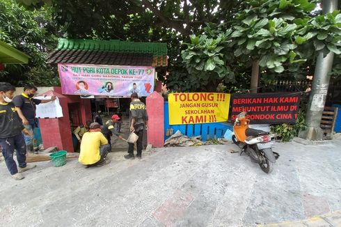 Orang Tua Siswa SDN Pondok Cina 1 Rela Menginap demi Jaga Sekolah Anaknya dari Relokasi