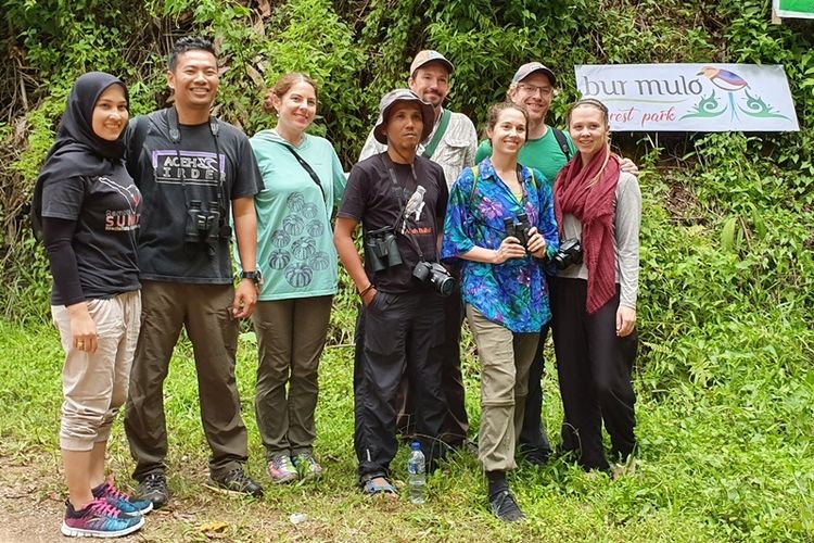 Foto tim Birder bersama wisatawan asal Amerika Serikat di lokasi wisata Bur Mulo Forest Park, Kampung Hakim Bale Bujang, Takengon, Aceh Tengah, sekitar Agustus 2019.