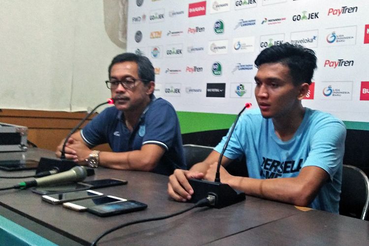 Dendy Sulistyawan (kanan) dan Aji Santoso, selepas pertandingan Persela Lamongan kontra Sriwijaya FC, 2 November 2018. 