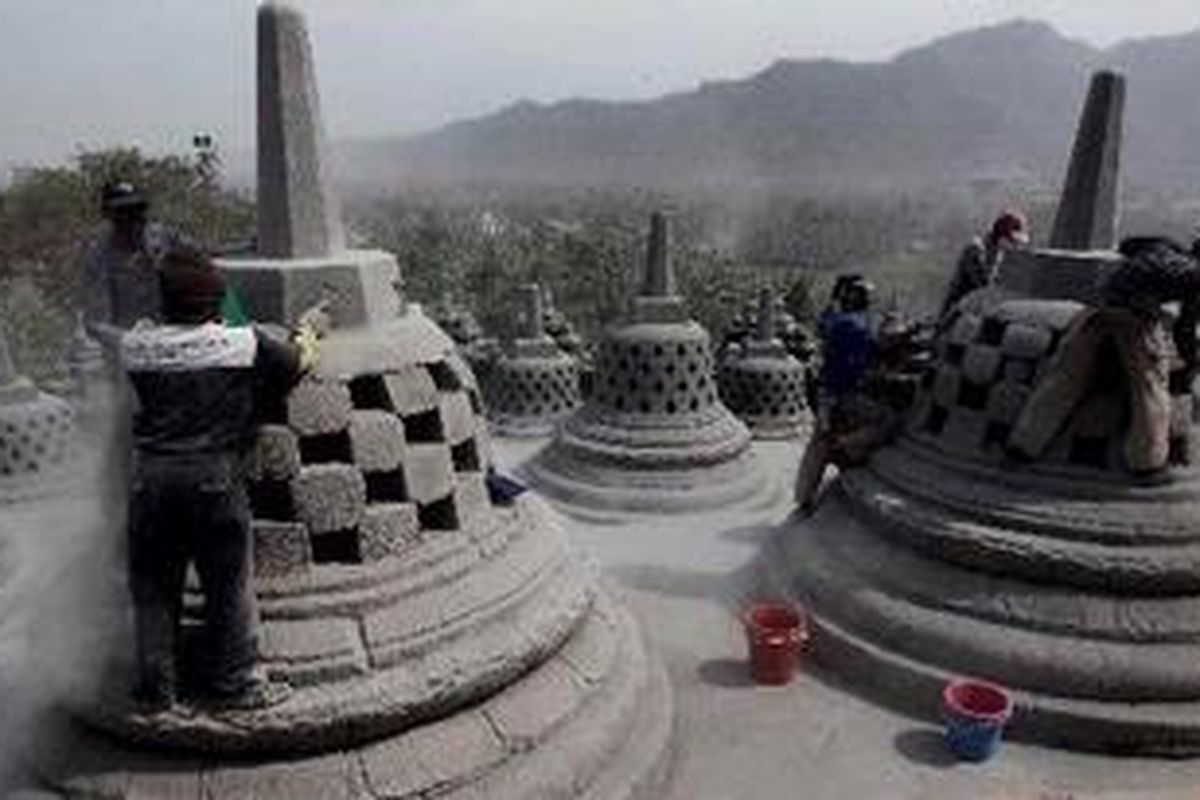 Petugas membersihkan stupa di kawasan wisata Candi Borobudur, Magelang, Jawa Tengah, yang tertutup abu vulkanik letusan Gunung Merapi, Jumat (12/11/2010). Balai Konservasi Peninggalan Borobudur menjadwalkan pembersihan ini selesai tiga hingga empat minggu ke depan.