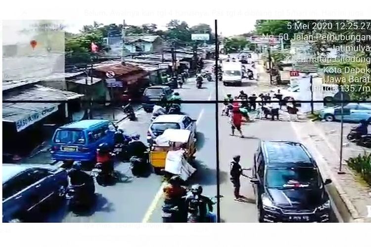 Rekaman CCTV menunjukkan, sejumlah orang tengah memunguti uang yang berserakan di Jalan Raya Muchtar, Bojongsari, Kota Depok. Saat itu, perampok gagal merampas uang Rp 80 juta milik korban.
