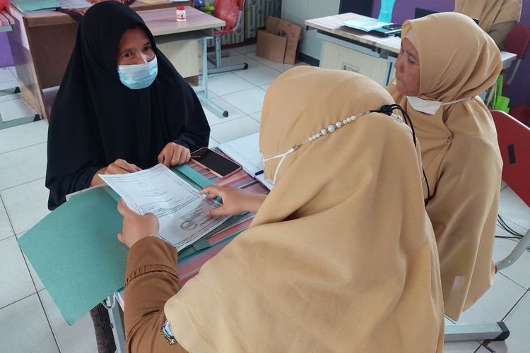 Salah satu orangtua murid sedang berkonsultasi soal PPDB di SDN Tangerang 3, Kecamatan Tangerang, Kota Tangerang, Senin (13/6/2022).