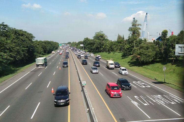 Contra Flow diberlakukan di tol Japek Kilometer 47 sampai 61 arah menuju Cikampek pada Kamis (24/12/2020).