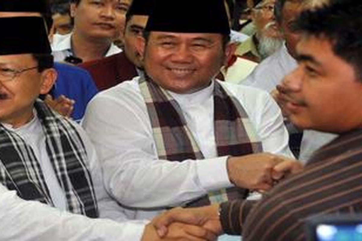 Pasangan calon Gubernur-Wakil Gubernur DKI Jakarta, Fauzi Bowo (kiri) dan Nachrowi Ramli (tengah), mendaftarkan diri ke Kantor KPU Jakarta, Senin (29/3/2012).