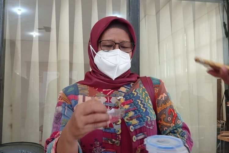 Dosen Biopolimer dan Polimer ATK YogyakartMenjadi limbah peternak kelinci di Magetan, ATK Yogyakarta melakukan penelitian terkait gelatin dari tulang kelinci. Gelatin merupakan bahan pokok pembuatan sejumlah produk kosmetik dan pangan.