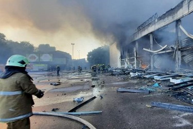Foto ini diambil dan dirilis oleh Layanan Darurat Negara Ukraina pada 27 Juni 2022 menunjukkan petugas pemadam kebakaran memadamkan api di sebuah mal yang terkena serangan rudal Rusia di kota Kremenchuk, Ukraina timur, menewaskan sedikitnya dua orang dan melukai puluhan lainnya. kata Presiden.