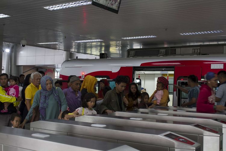 Antrean pengguna transportasi massal lintas rel terpadu atau light rail transit (LRT) Jakarta rute Velodrome-Kelapa Gading mulai beroperasi secara komersial di Stasiun LRT Velodrome, Jakarta Timur, Minggu (1/12/2019). Kebanyakan masyarakat mengajak anak mereka untuk mencoba transportasi yang baru dioperasikan tersebut.