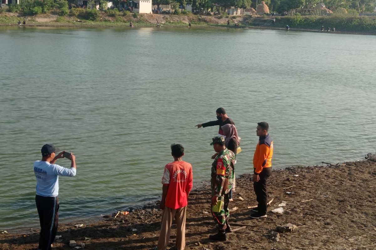 Petugas menunjukkan TKP korban Pandu tenggelam di Waduk Desa Putukrejo Kecamatan Loceret, Kabupaten Nganjuk, Jawa Timur, Jumat (21/7/2023) sore.