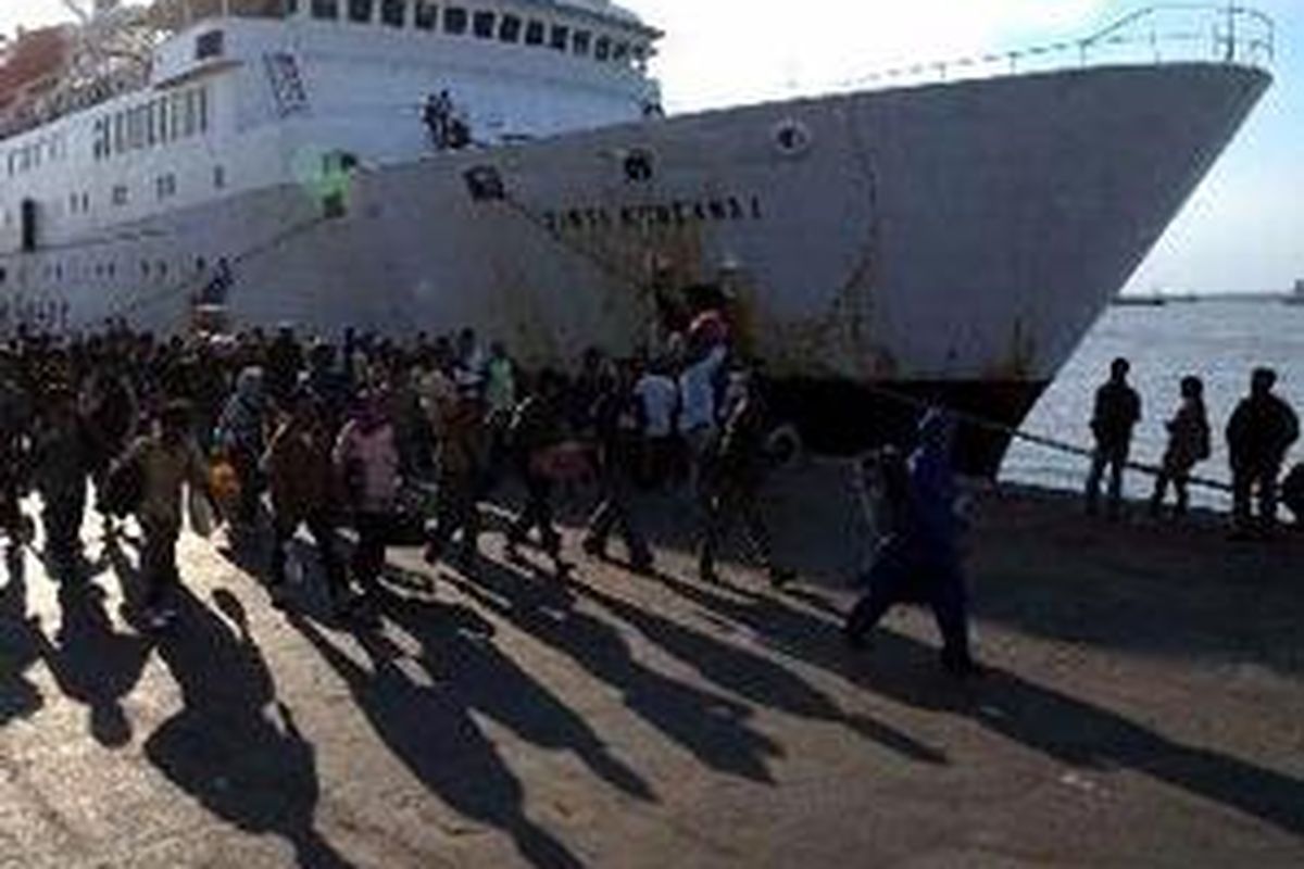 Suasana pelabuhan Tanjung Perak, Surabaya