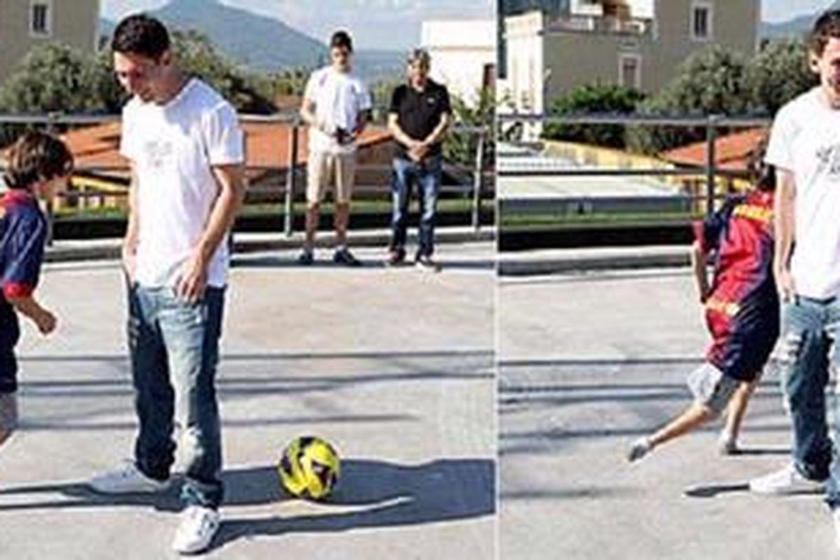 Gabriel Muniz (kiri) dan Lionel Messi saat bertemu di Ciutat Esportiva Joan Gamper, Barcelona, Kamis (25/10/2012).