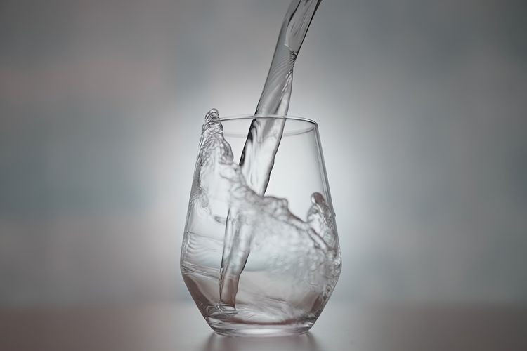 Ilustrasi air minum murni.