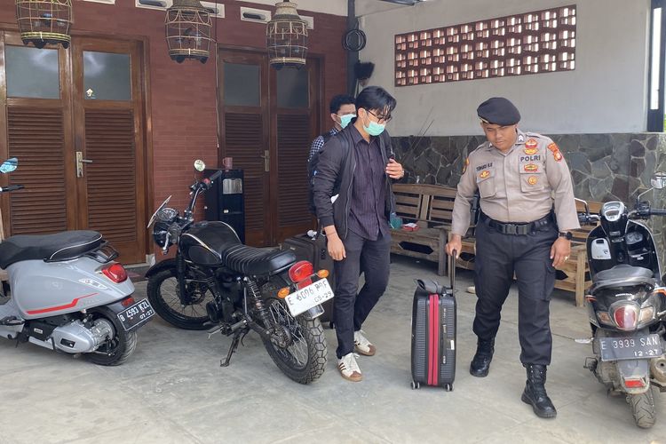 KPK Geledah Rumah Ono Surono di Indramayu, Dua Koper hingga Kardus Dibawa Penyidik