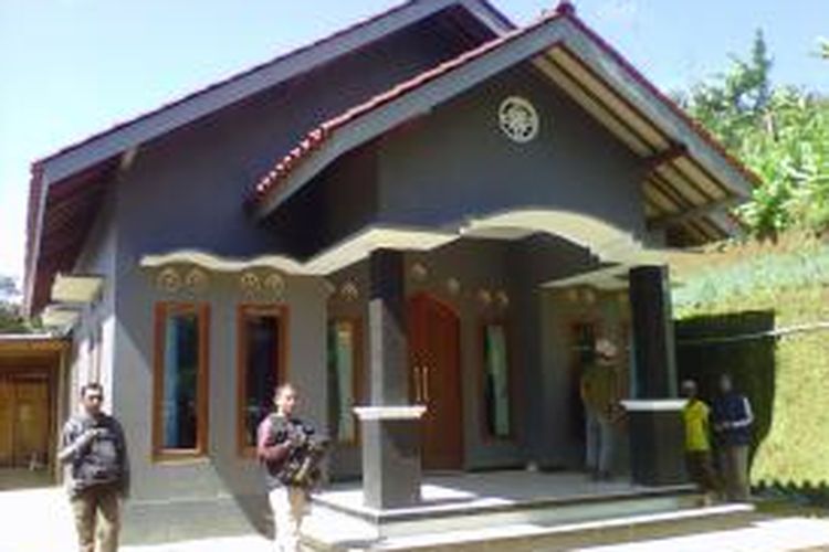 Ini lah sebuah rumah yang terbilang mewah di Dusun Petung Desa Ngemplak Kecamatn Windusari Kabupaten Magelang. Rumah ini milik Muhyaro, tersangka kasus penggandaan uang yang tega membunuh pasien-pasiennya dengan sadis.