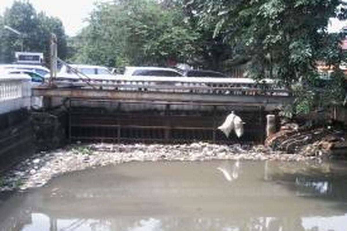 Para petugas honorer Dinas Kebersihan DKI Jakarta yang belum diupah gajinya bertugas membersihkan sampah yang mengalir di sepanjang Kali Betik, Pegangsaan Dua, Kelapa Gading, Jakarta Utara, Jumat (14/3/2014).