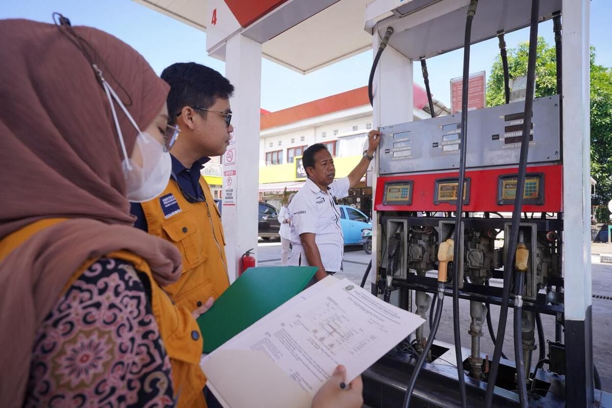 Pasca Menteri Perdagangan Zulkifli Hasan menemukan empat SPBU nakal yang melakukan kecurangan di meteran dispenser BBM menjelang musim mudik Lebaran 2024, Pertamina dan Dinas Metrologi uji tera SPBU di Kabupaten Takalar, Sulawesi Selatan, Rabu (27/3/2024).