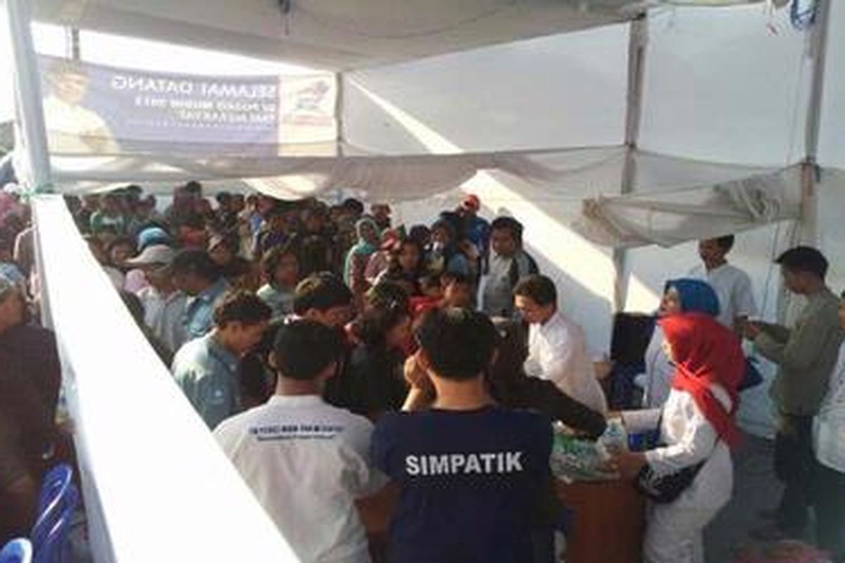 Pemberian bantuan di Posko PAN di Nagreg, Jawa Barat.   