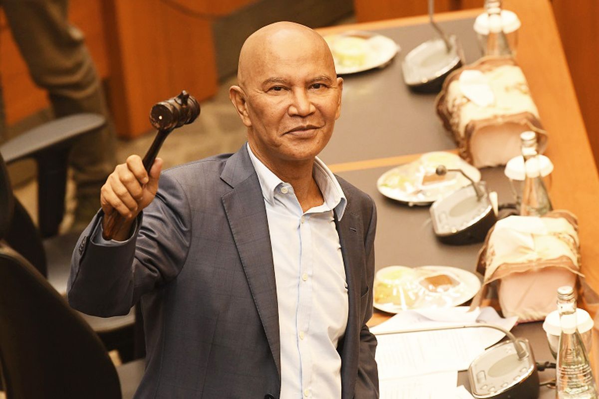 Ketua Badan Anggaran (Banggar) DPR periode 2019-2024 dari Fraksi PDI Perjuangan Said Abdullah memegang palu pimpinan usai rapat penetapan Ketua Banggar di ruang Banggar, Kompleks Parlemen, Jakarta, Rabu (30/10/2019).  