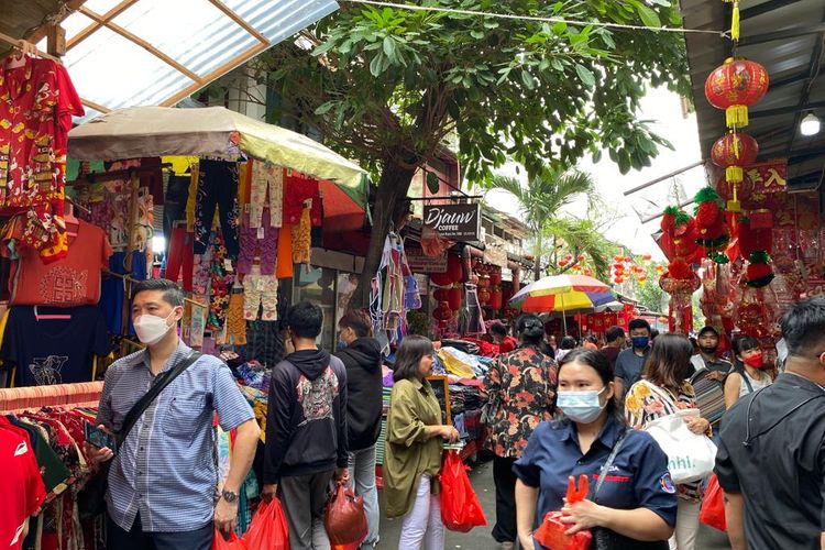 Suasana Pecinan, Glodok, Jakarta Barat pada Rabu (18/1/2023) sore. Warga mulai ramai memadati kawasan ini menjelang perayaan Tahun Baru Imlek 2023 atau 2574 (tahun China).