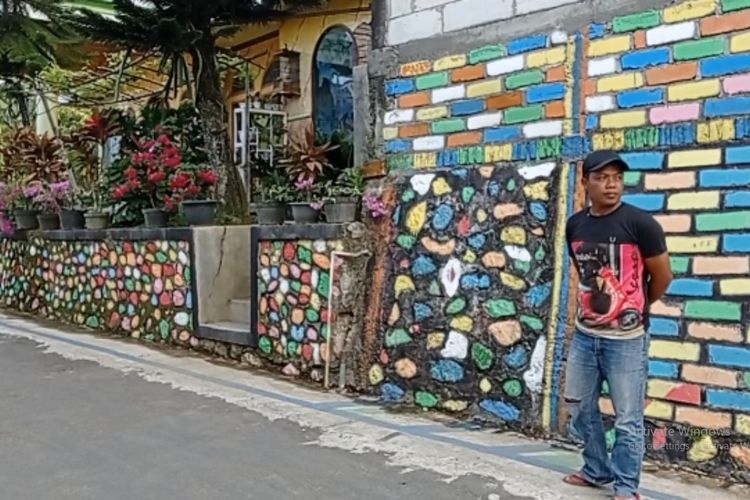 Dari uang jimpitan, Gunawan menggerakkan pemuda di Kampung Meri membuat perubahan penampilan lingkungan mereka dengan mengecat berbagai warna pagar dan tembok warga.