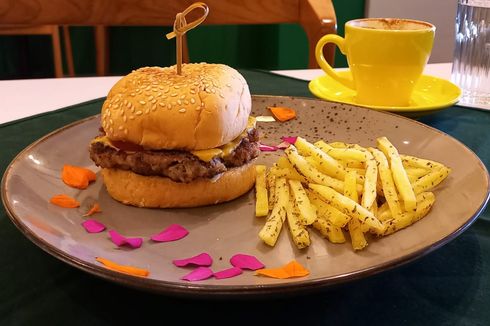 Kafe di Apartemen Hits Malang Sajikan Burger dengan Edible Flowers