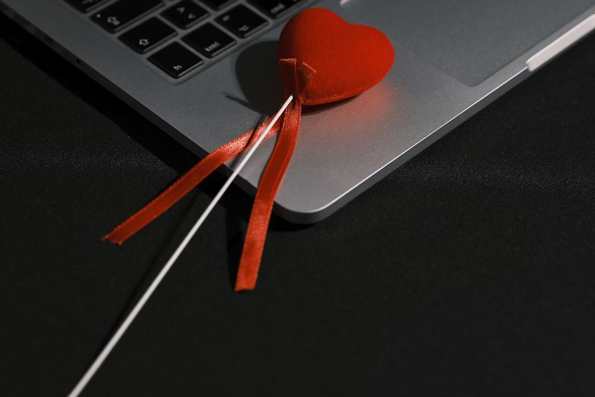 Ilustrasi Love Scam. Ilustrasi love scam, modus penipuan digital yang memanfaatkan relasi emosional korban.