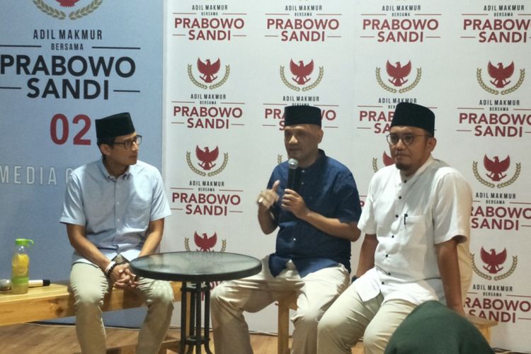 Calon wakil presiden nomor urut 02 Sandiaga Uno, Koordinator Juru Bicara BPN Dahnil Anzar Simanjuntak dan pengasuh Pondok Pesantren Al-Farros, KH Irfan Yusuf , saat menggelar konferensi pers di di media center Prabowo-Sandiaga, jalan Sriwijaya, Jakarta Selatan, Kamis (1/11/2018).