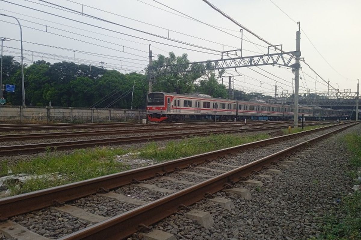 Lokasi penemuan jasad Kasat Narkoba Polres Metro Jakarta Timur AKBP Buddy Alfrits Towoliu di Rel kereta api kawasan Jatinegara, Jakarta Timur, Sabtu (29/4/2023).