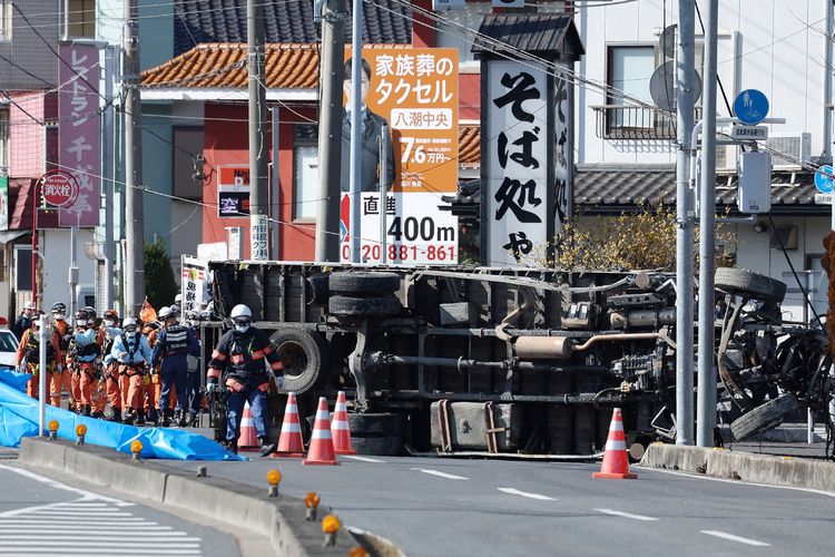 Tim SAR berhasil menarik keluar bodi truk yang terperosok masuk lubang besar atau sinkhole di Kota Yashio, Prefektur Saitama, Jepang, Rabu (29/1/2025). Sopir truk hingga saat ini belum ditemukan.