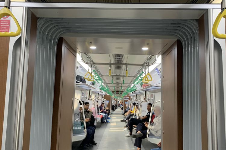 Penumpang kereta rel listrik (KRL) di wilayah Jakarta, Depok, Bogor, dan Bogor, bisa menikmati KRL terbaru CL-125 mulai Minggu (1/6/2025).
