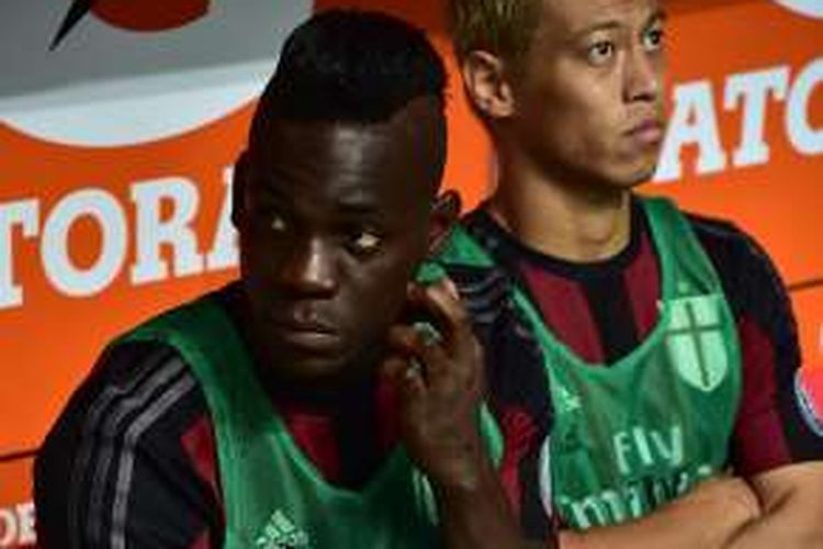 Penyerang AC Milan, Mario Balotelli (kiri), duduk di bangku cadangan saat timnya menghadapi Empoli, pada lanjutan Serie A di Stadion San Siro, 29 Agustus 2015.