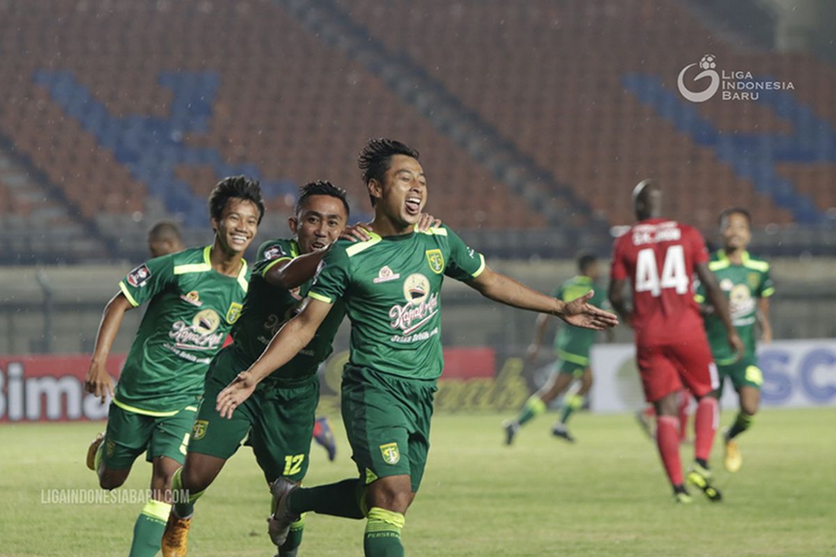 Penyerang Persebaya Surabaya, Samsul Arif Munip, merayakan gol yang dicetaknya ke gawang Persik Kediri dalam laga penyisihan Grup C Piala Menpora 2021 di Stadion Si Jalak Harupat, Kabupaten Bandung, Selasa (23/03/2021). 