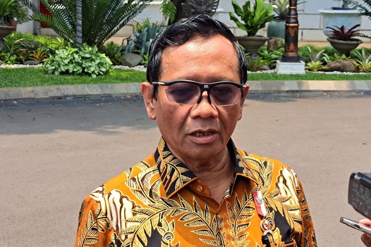 Menteri Koordinator Bidang Politik, Hukum, dan Keamanan Mahfud MD memberikan pernyataan setelah mengikuti rapat di Istana Kepresidenan, Jakarta, Selasa (26/9/2023).