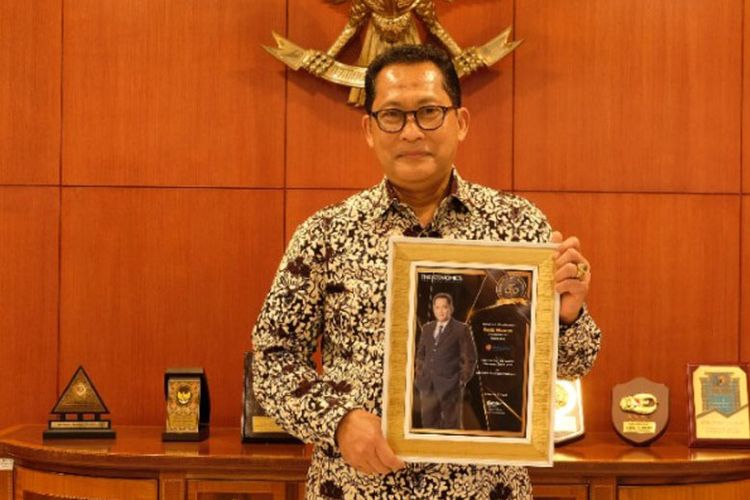 Dirut Perum Bulog Budi Waseso menerima penghargaan sebagai CEO terbaik kategori Food Security yang diselenggarakan Iconomics dan RRI, Jumat (23/7/2021). 