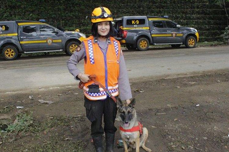 Bripda Debi Apriliani, polisi wanita  irpolsatwa Mabes Polri yang turut membantu proses evakuasi korban material tanah longsor di Jalan Raya Cipanas-Puncak, Kabupaten Cianjur, Jumat (25/11/2022) 
