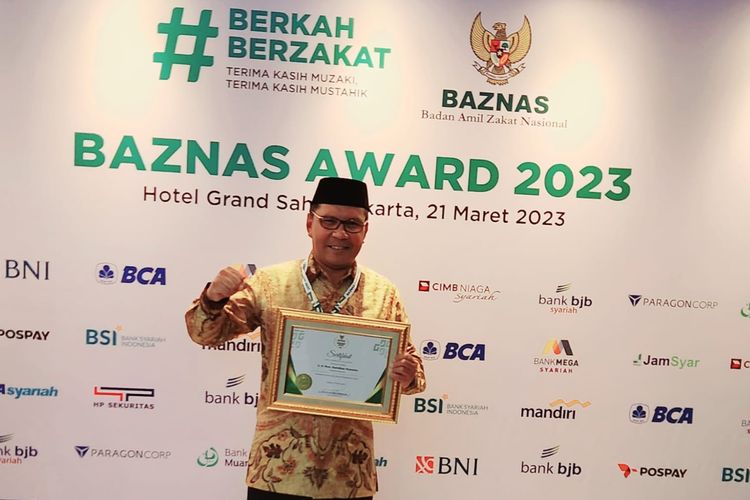 Wali Kota (Walkot) Makassar Mohammad Ramdhan Pomanto meraih penghargaan dari Badan Amil Zakat Nasional (Baznas) dalam Baznas Award 2023 kategori Wali Kota Pendukung Utama Baznas Sejahterakan Umat.