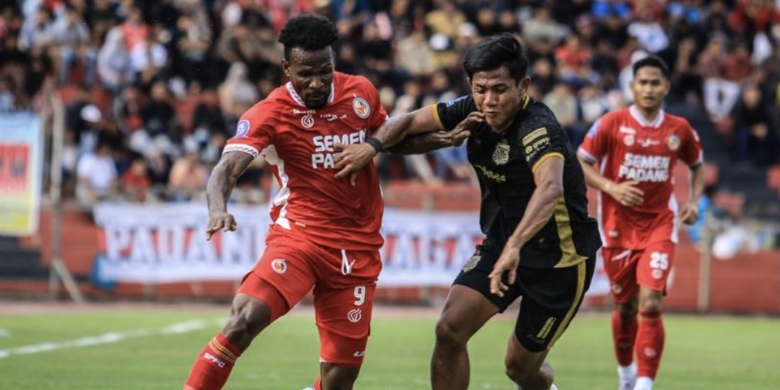 Momen perebutan bola dalam laga pekan kesembilan Super League 2025-2026 antara Semen Padang vs Bhayangkara FC di Stadion H. Agus Salim, Senin (20/10/2025).