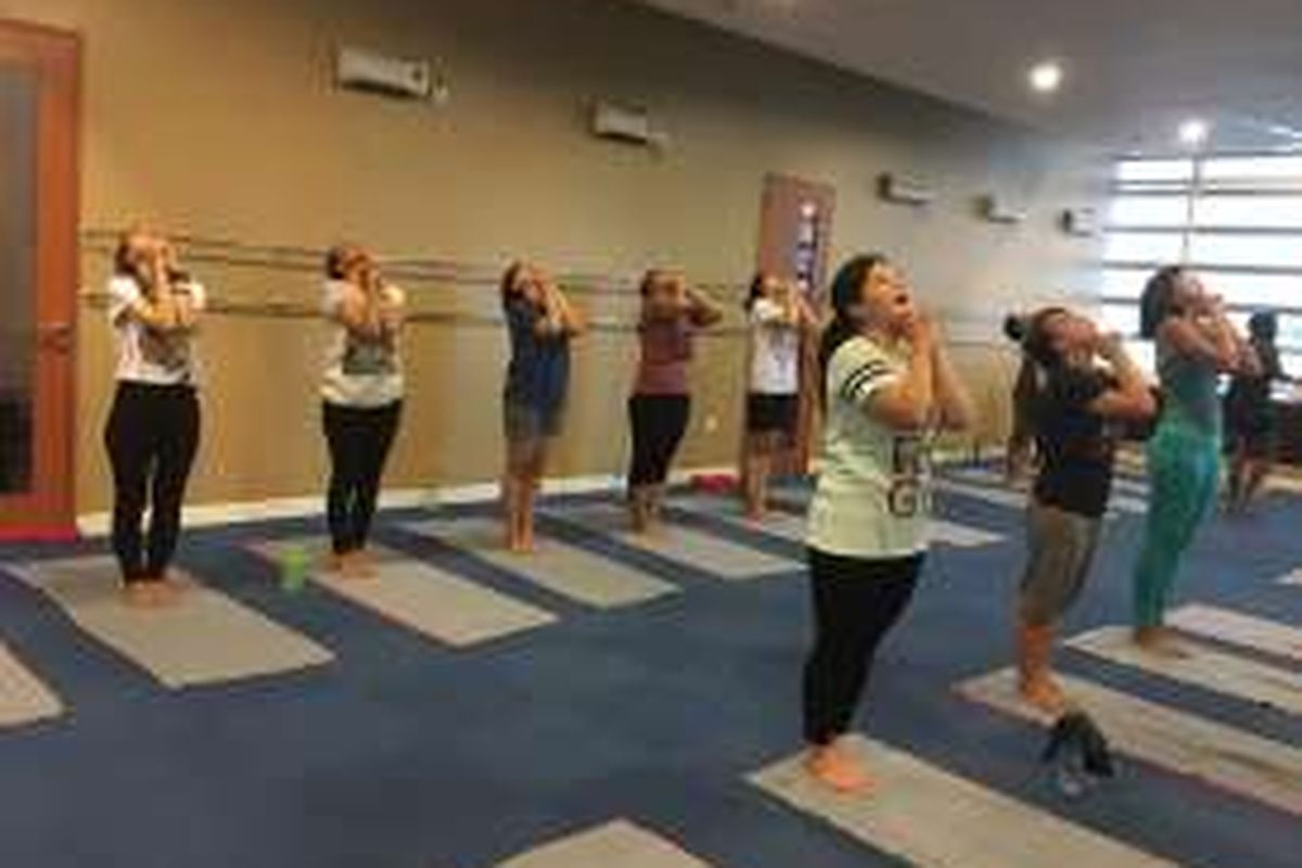 Para peserta latihan bikram yoga di Bikram Yoga Kuningan, Jakarta, Senin (16/1/2017)