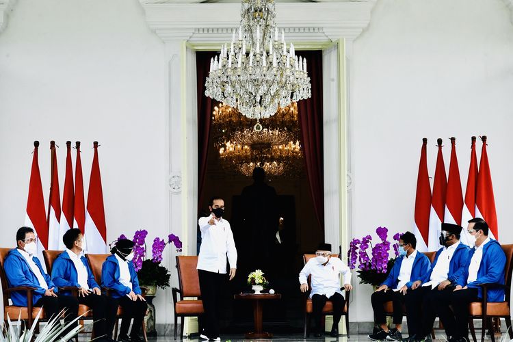 Presiden Joko Widodo (berdiri) didampingi Wapres Ma'ruf Amin (keempat kanan) mengumumkan enam orang calon menteri baru di Kabinet Indonesia Maju Jilid 2 di Istana Merdeka, Jakarta, Selasa (22/12/2020). Keenam orang calon menteri hasil kocok ulang (reshuffle) tersebut antara lain Tri Rismaharini sebagai Menteri Sosial, Sakti Wahyu Trenggono sebagai Menteri Kelautan dan Perikanan, Yaqut Cholil Qoumas sebagai Menteri Agama, Budi Gunadi Sadikin sebagai Menteri Kesehatan, Sandiaga Salahudin Uno sebagai Menteri Pariwisata dan Ekonomi Kreatif serta M Lutfi sebagai Menteri Perdagangan. 