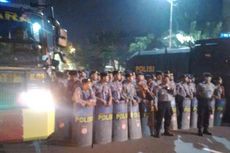 Diancam Dibubarkan Polisi, Aksi Pendukung La Nyalla Beralih ke Rumah Kajati