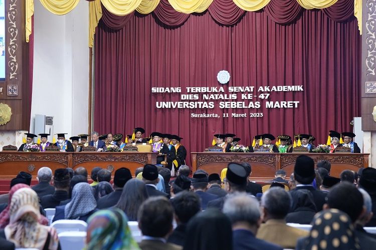 Sidang Terbuka Senat Akademik pada peringatan Dies Natalis ke-47 UNS Tahun 2023 oleh Rektor UNS Jamal Wiwoho, di Surakarta, Sabtu (11/3/2023). (Dok. Universitas Sebelas Maret) 